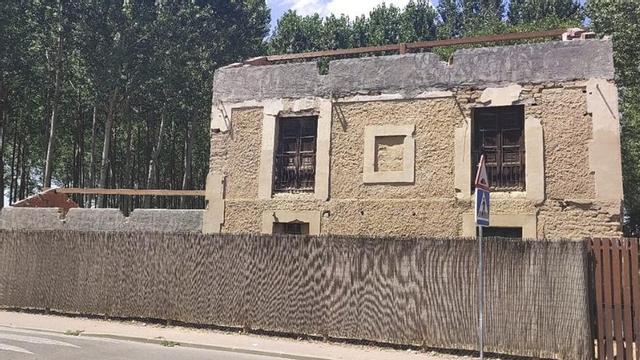 Aspecto de la edificación con las cubiertas desmontadas en cumplimiento de una sentencia firme.