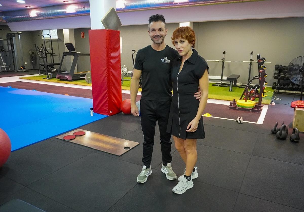 Arantxa Pérez con Toño Gómez, en su gimnasio de Catoira.