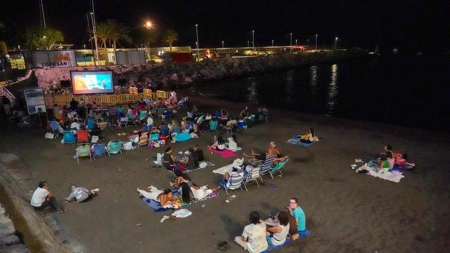 El cine en la playa y los torneos marcan el inicio de las Fiestas del Carmen en Arguineguín
