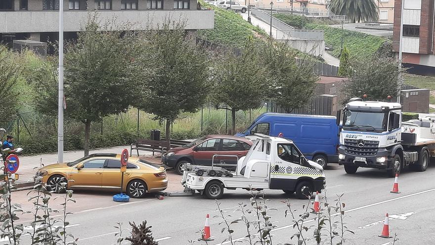 La grúa "limpia" de coches la calle Pruneda - La Nueva España - Vimarsana News