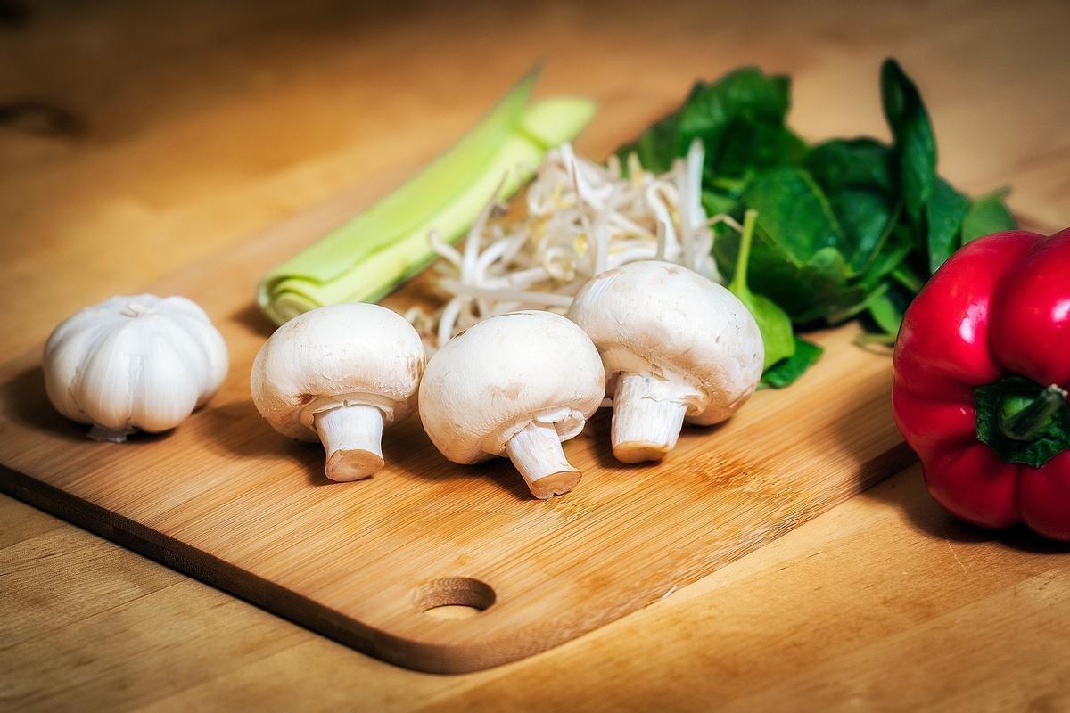 Vegetales en un tabla de madera. 