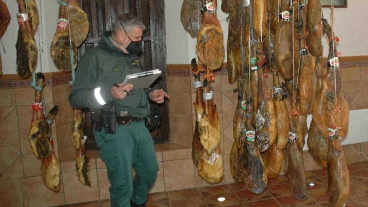 La Guardia Civil, interviniendo jamones que no cumplen con la legalidad, en Andalucía