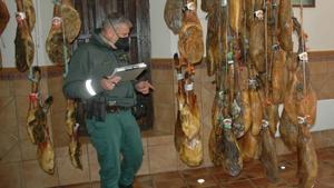 La Guardia Civil, interviniendo jamones que no cumplen con la legalidad, en Andalucía