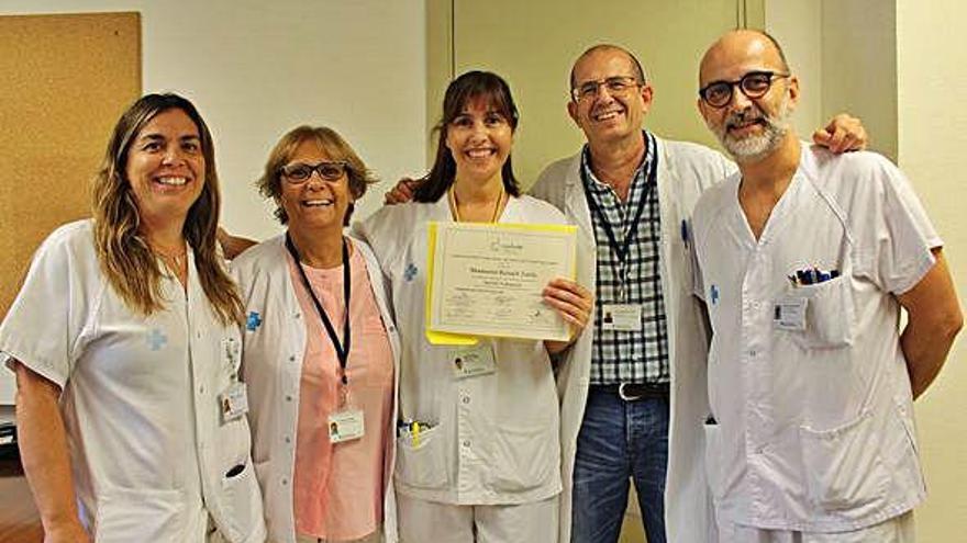 Montse Reixach, al mig, amb Josep Perapoch i professionals d&#039;infermeria i la Unitat Neonatal.