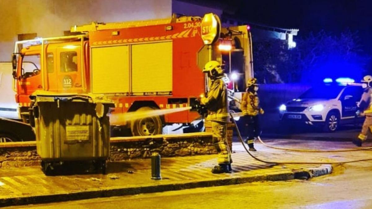 Una dotació de Bombers apagant un contenidor en flames a la Bisbal. | AJUNTAMENT DE LA BISBAL