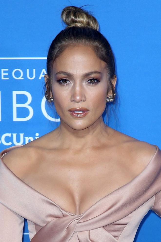 Detalle del beauty look de Jennifer Lopez con vestido de Elie Saab