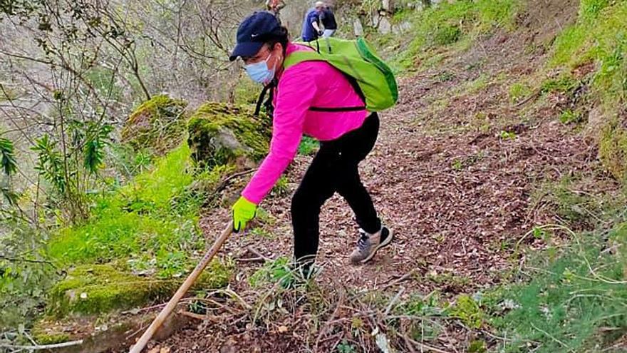 Una patrulla de voluntarios participa en la limpieza del sendero del Piélago de Fermoselle