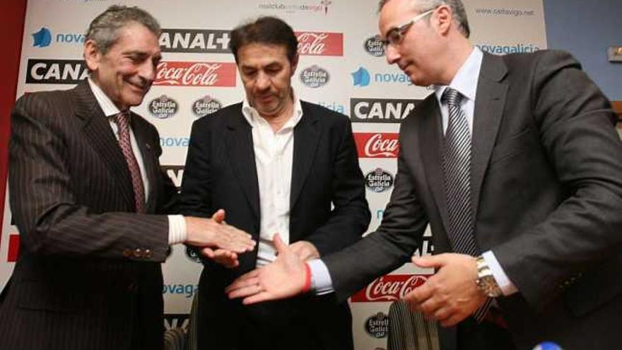 Carlos Mourino estrecha la mano de Abel Resino y Miguel Torrecilla durante la presentación del técnico en febrero pasado.// Ricardo Grobas