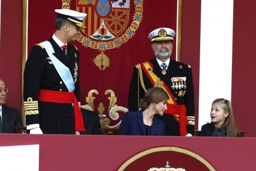 LOS REYES PRESIDEN EL DESFILE DE LA FIESTA NACIONAL, CON 3.400 MILITARES