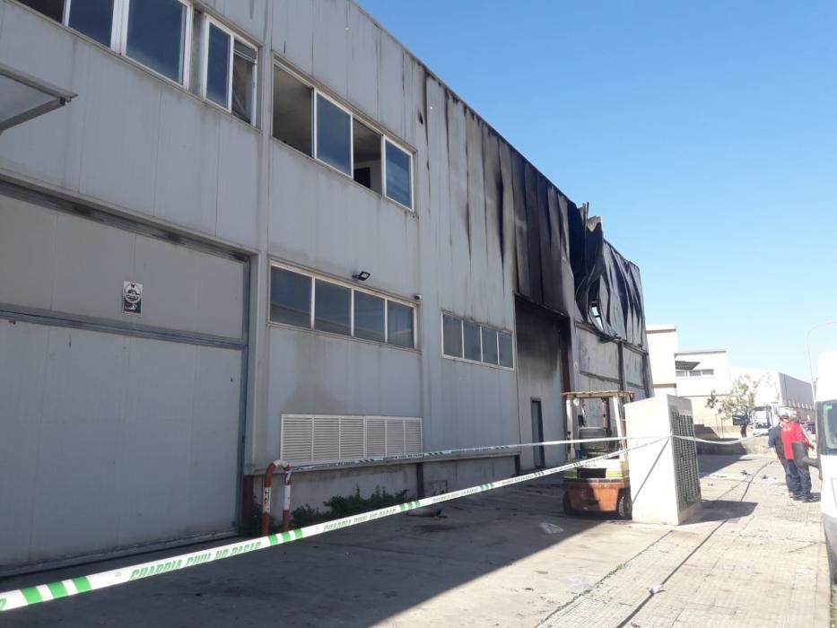 Un incendio destruye la nave industrial de dos empresas en Inca