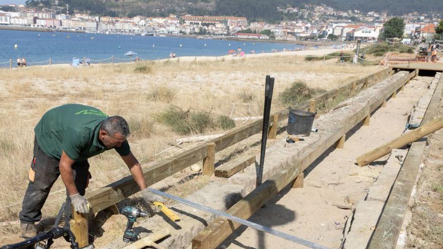 El paseo de madera de Rodeira gana más anchura y ya está cambiado la mitad