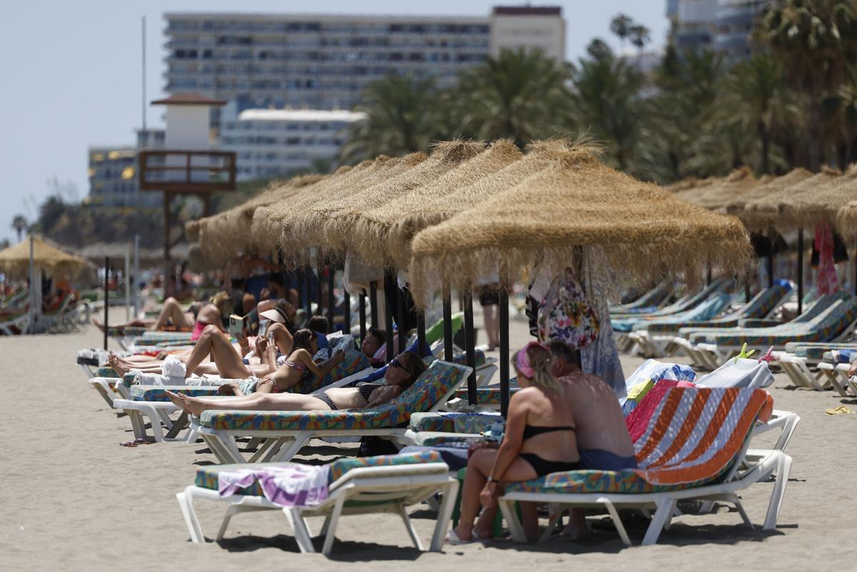 GRAFAND8881. TORREMOLINOS (MÁLAGA), 29/05/2025.-Turistas en la playa del Bajoncillo de Torremolinos (Málaga), este jueves en el que la Agencia Estatal de Meteorología (Aemet) ha activado la alerta naranja por calor en Andalucía con temperaturas que superarán los 38-40 grados en algunas de las provincias. EFE/Jorge Zapata