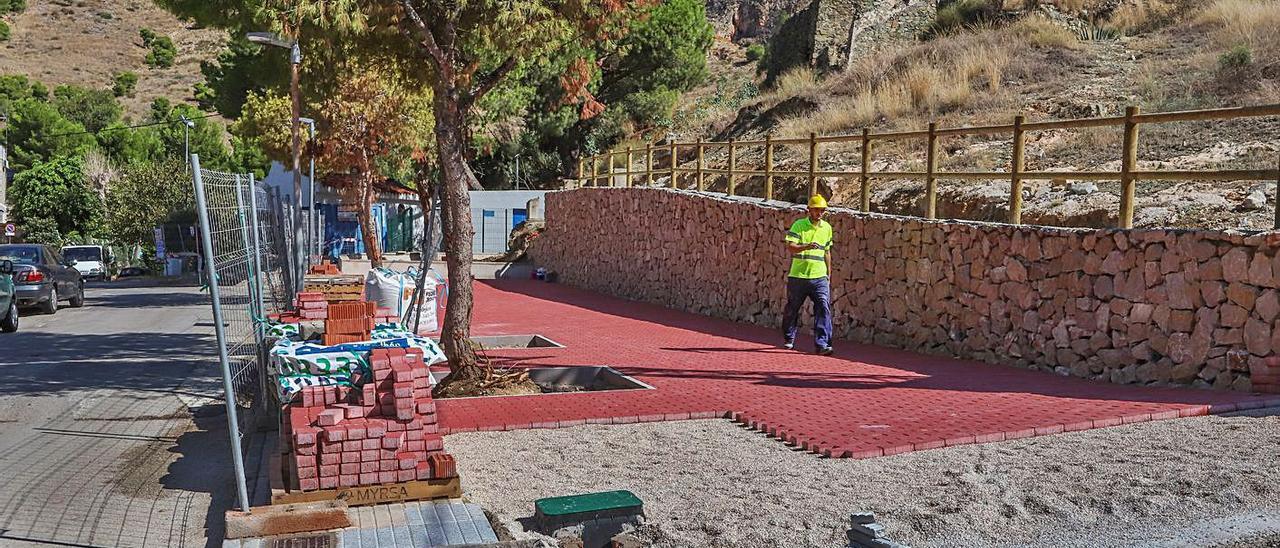 Trabajos para ensanchar las aceras en el barrio de San Isidro de Orihuela.  | TONY SEVILLA