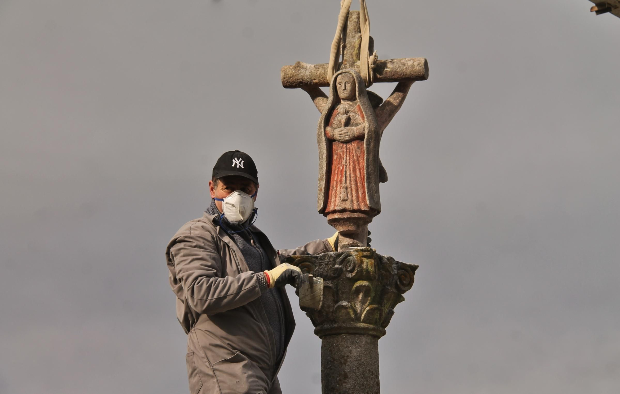 Trabajos de restauración en el cruceiro de Cristín. 