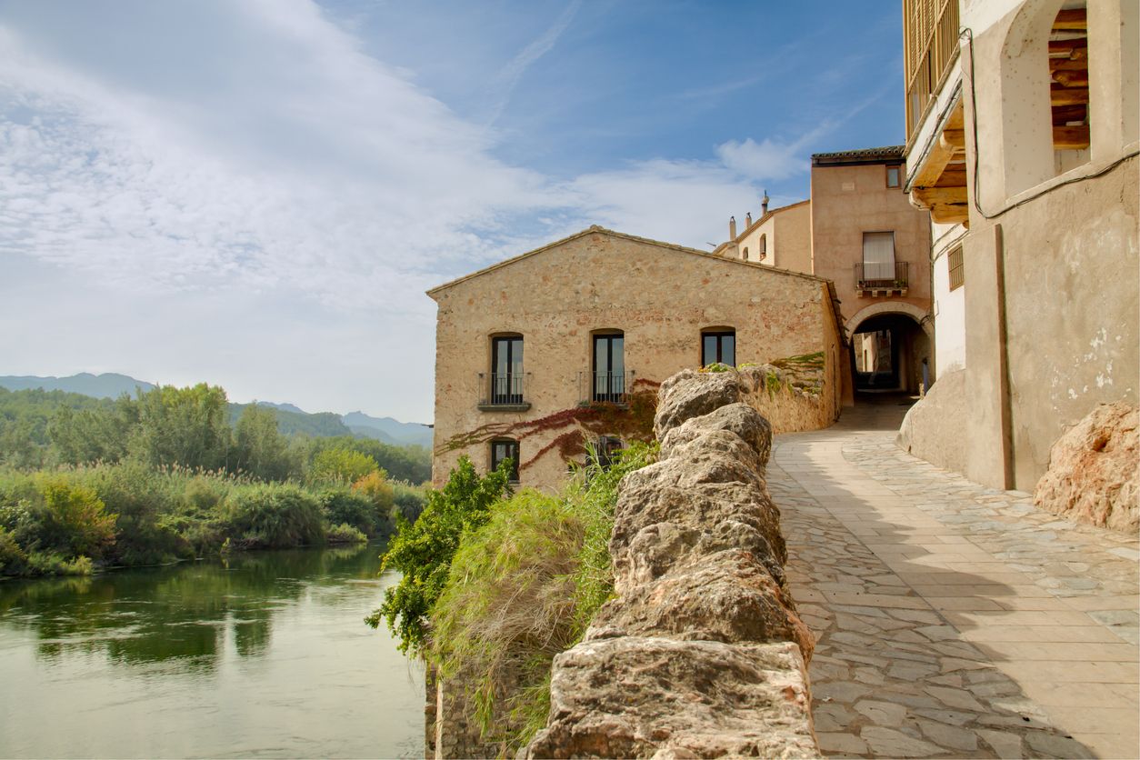 Calle de subida a Miravet.