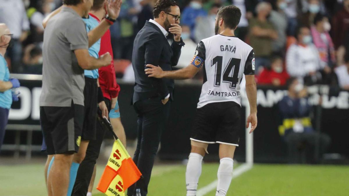 Bordalás da órdenes a Gayà durante el partido de ayer en Mestalla.  | J.M. LÓPEZ