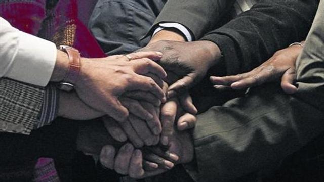 Representantes de las principales entidades del Besòs juntan sus manos en favor de la reconciliación, ayer, en el Hotel de Entidades de La Pau.