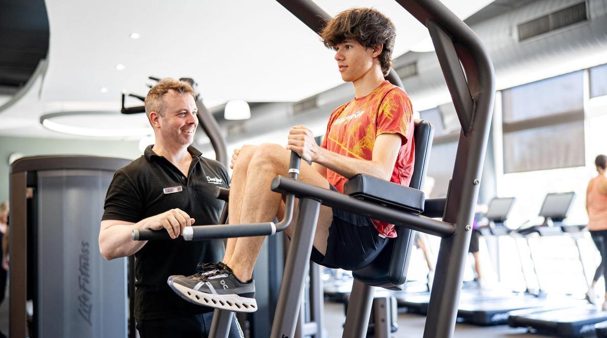 Albert Alsina (dreta) entrenant amb el seu entrenador de David Lloyd Clubs, Daniel Martínez (esquerra)