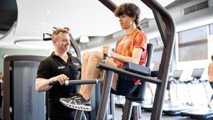 Albert Alsina (dreta) entrenant amb el seu entrenador de David Lloyd Clubs, Daniel Martínez (esquerra)