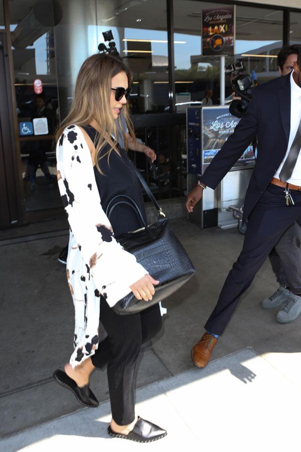 Jessica Alba con look negro y kimono estampado