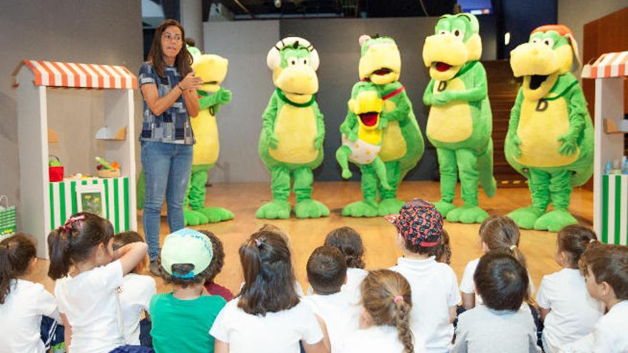 Un grupo de escolares durante uno de los talleres en el Elder.