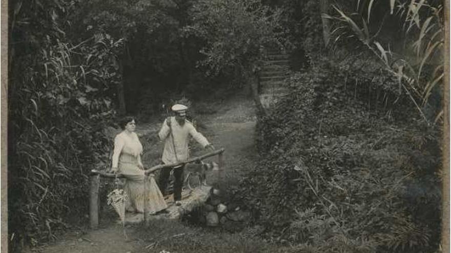 Emília, germanastra d&#039;Àurea de Sarrà, i el seu home a la finca d&#039;Arenys d&#039;Empordà, el 1910
