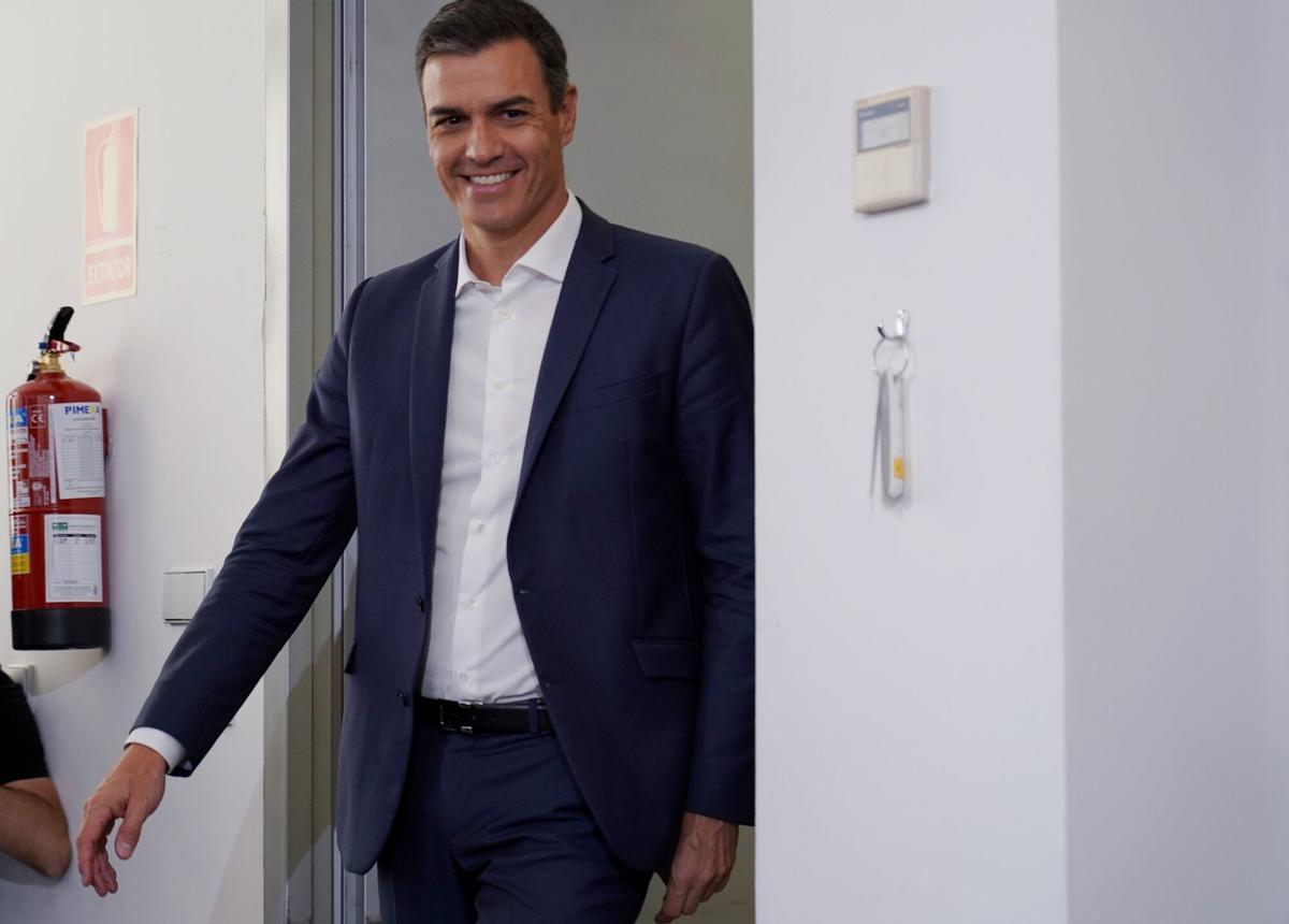 Pedro Sanchez, presidente del Gobierno en funciones, antes de la reunión que ha mantenido con representantes de la cultura.
