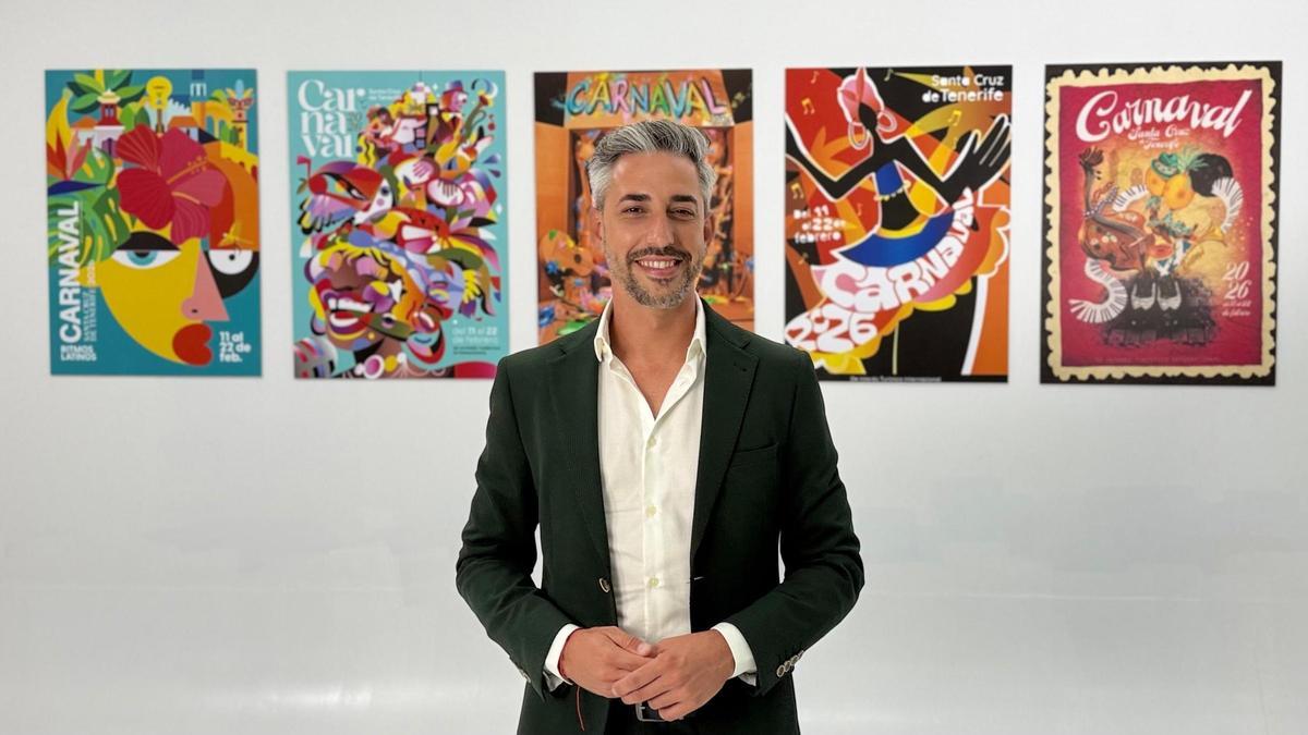El concejal de Fiestas, junto a las cinco obras que optan a convertirse en el cartel anunciador del Carnaval 2026.