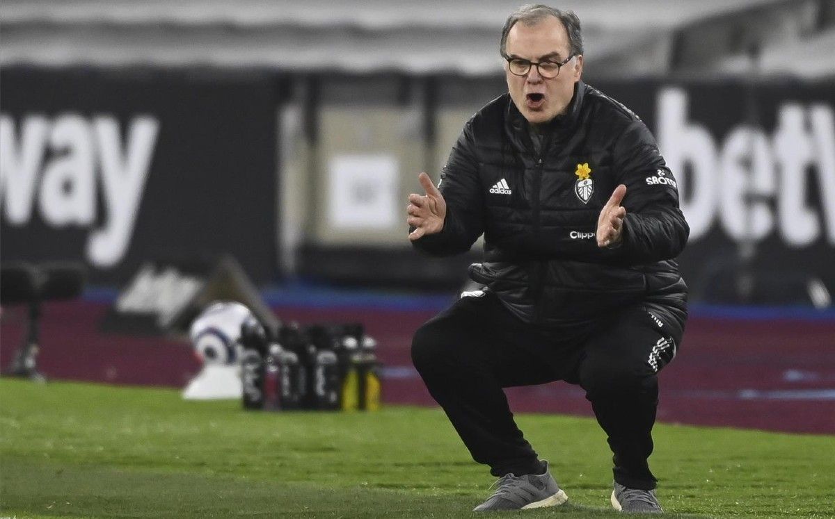 Marcelo Bielsa gesticula durante un partido del Leeds United