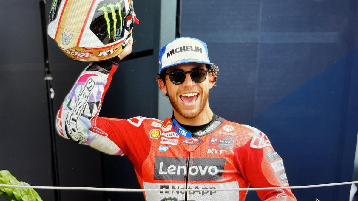 Enea Bastianini celebra su doblete, hoy, en el podio de Silverstone.