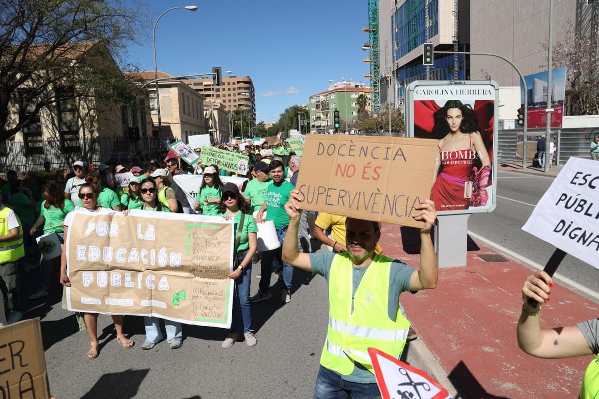 Huelga de educación en Alicante: la manifestación de profesores atraviesa la Avenida Aguilera