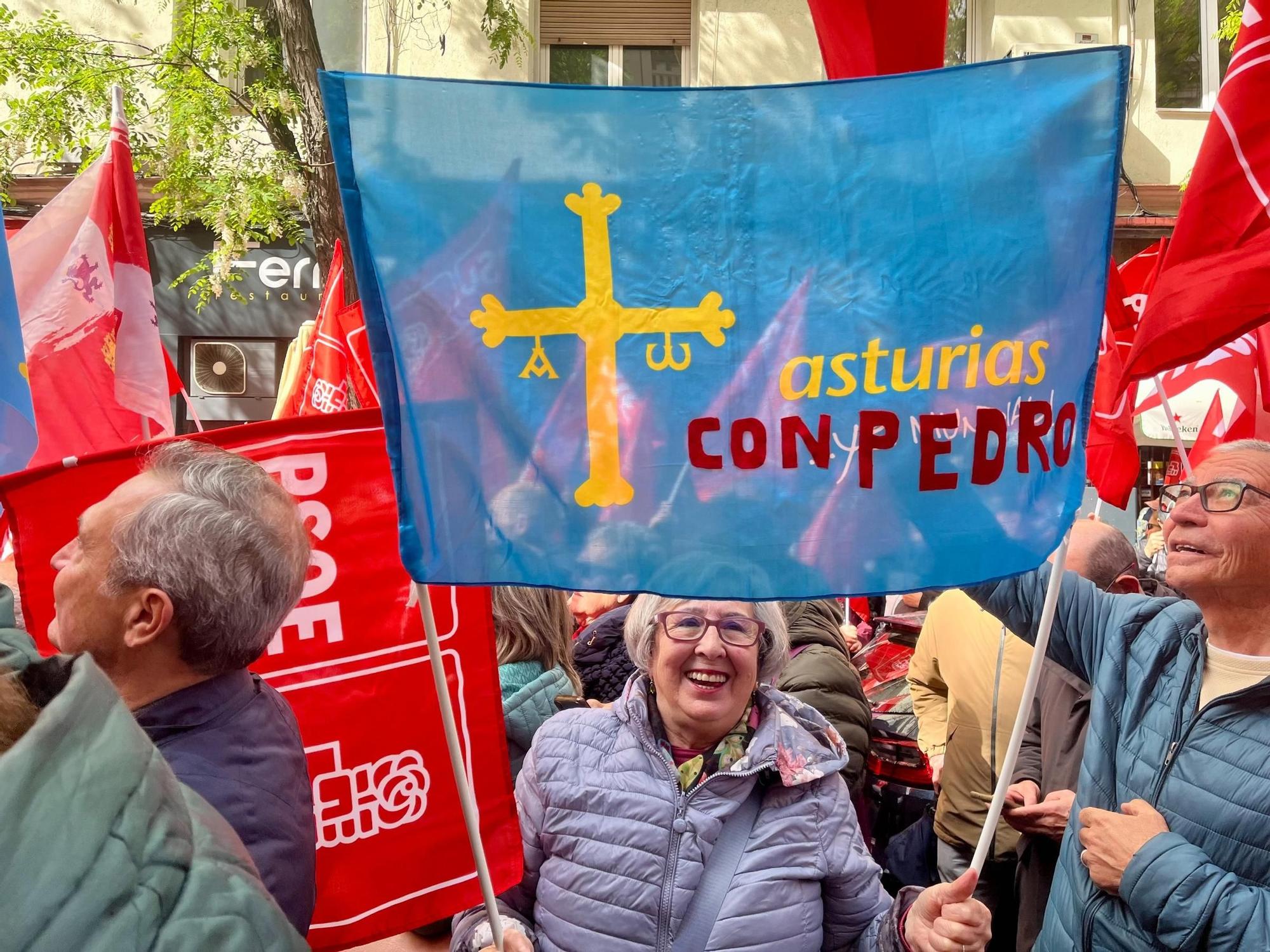 EN IMÁGENES: ambiente asturiano en Ferraz, apoyando a Sánchez