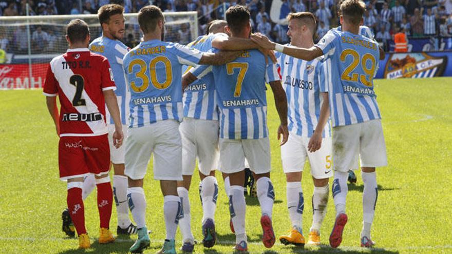Los jugadores del Málaga CF celebran el primer gol contra el Rayo Vallecano del pasado domingo, obra del canterano Samuel García.