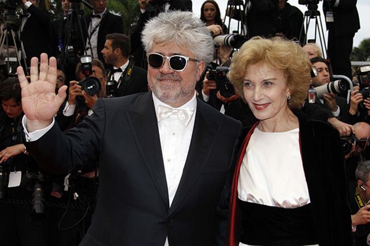 Marisa Paredes junto a Pedro Almodóvar en Cannes