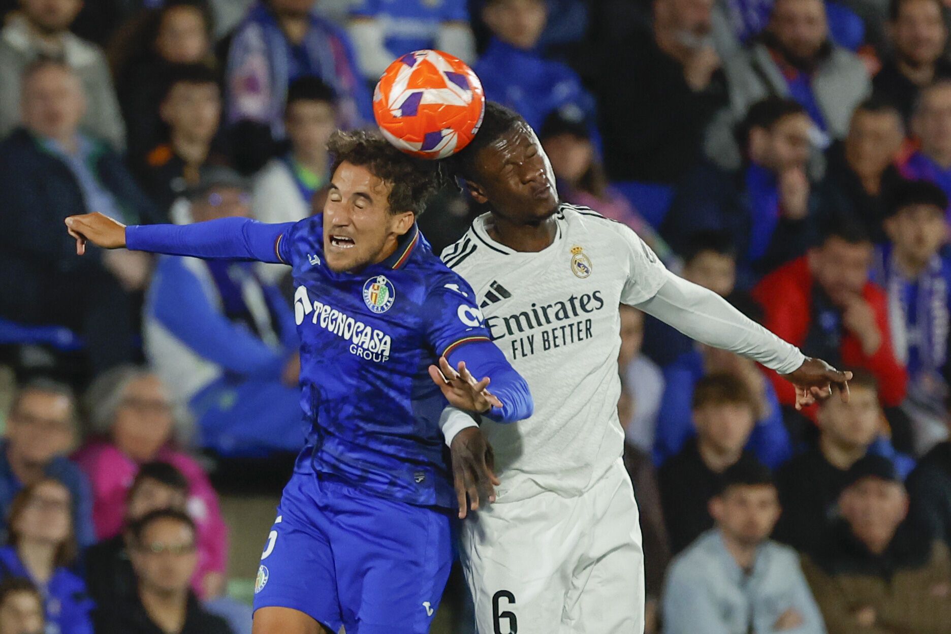 GETAFE (MADRID), 23/04/2025.- El centrocampista del Getafe Luis Milla (i) lucha con Eduardo Camavinga, del Real Madrid, durante el partido de la jornada 33 de LaLiga que Getafe CF y Real Madrid disputan hoy miércoles en el Coliseum de Getafe. EFE/Juanjo Martín