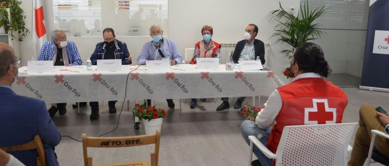 Mesa de la “experiencia” celebrada en Cruz Roja con la presencia de (de izquierda a derecha): José Carlos Guerra, José Ángel Llamas, Jesús Villarino, Conchi García, Miguel Ángel Nuevo. | E. P.