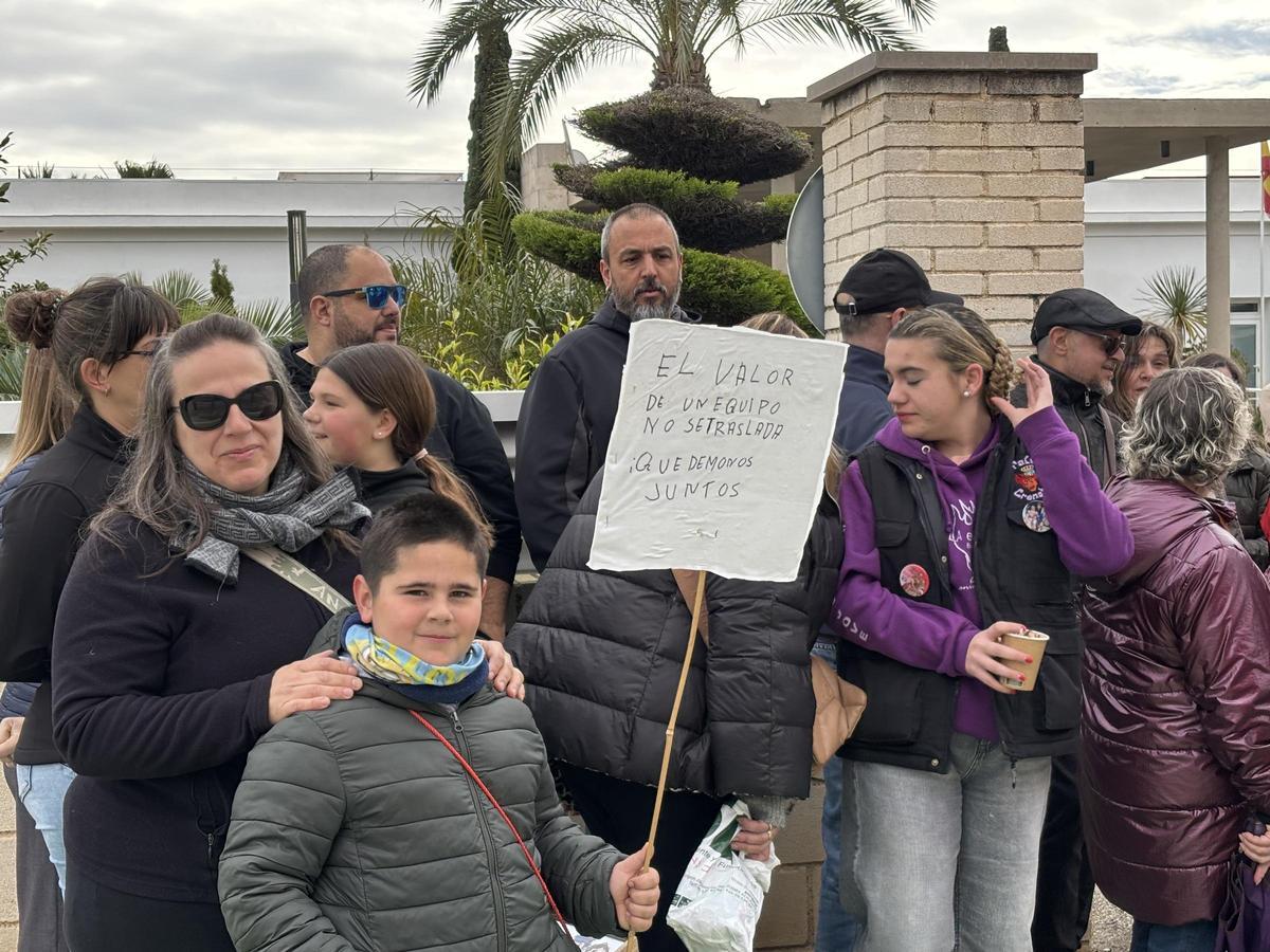 Una de las pancartas rezaba 'El valor de un equipo no se traslada, quedémonos juntos'.