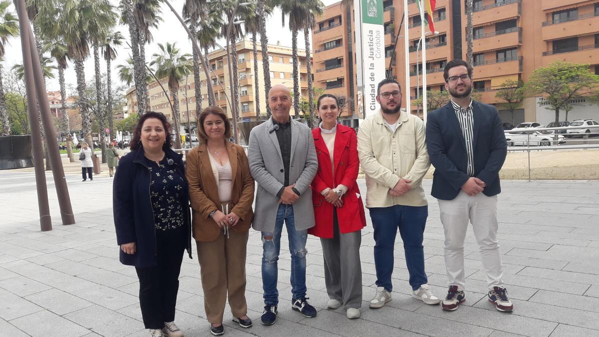 Alicia Moya, Irene Ruiz, Antonio Hurtado, Carmen González, Iván Fernández y José Carlos Ruiz, en la Ciudad de la Justicia.