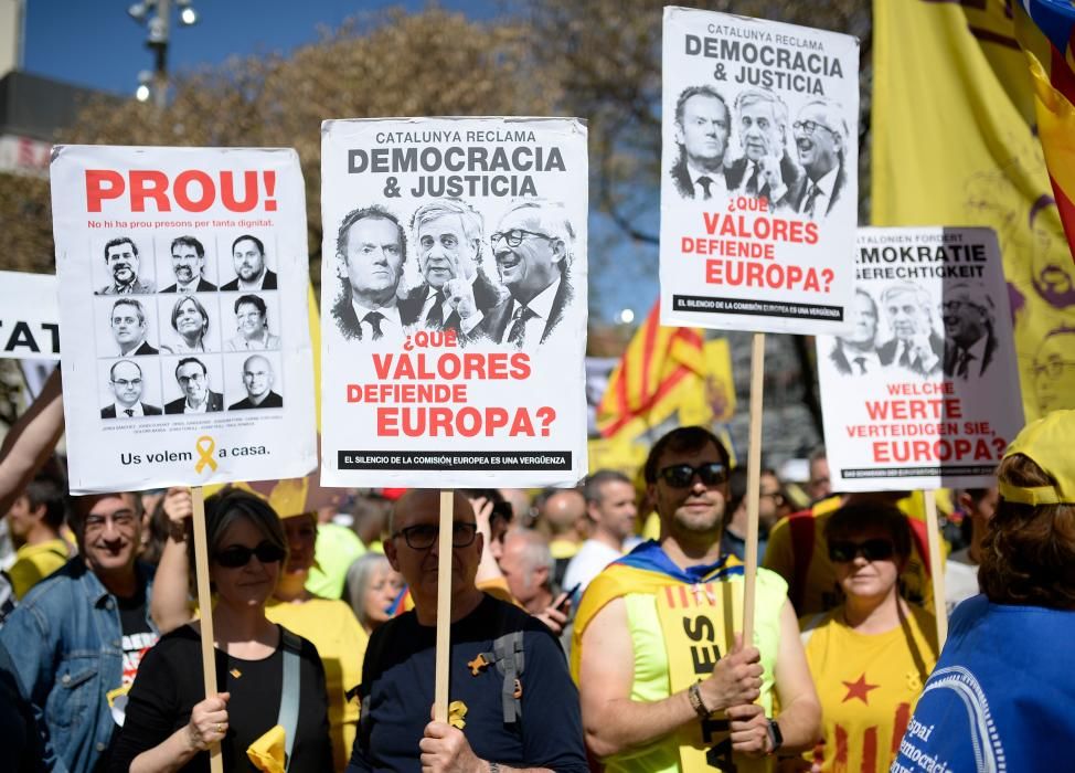 Miles de personas exigen la libertad de los presos independentistas en Barcelona