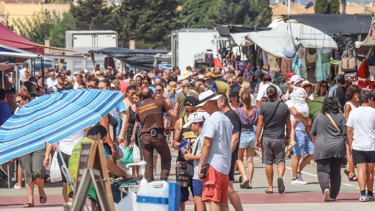 Viernes de caos en el mercado de Torrevieja