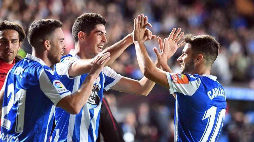 Edu Expósito, Carlos Fernández y Carles Gil celebran uno de los goles deportivistas frente al Elche.