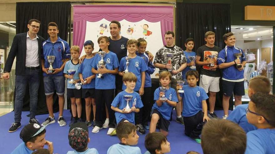 Los premiados de los equipos de la Unión Deportiva Barbadás, ayer en Ponte Vella. // Jesús Regal