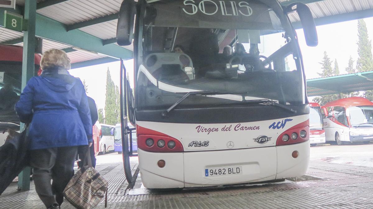 Una imagen de archivo de los andenes de la estación de autobuses.