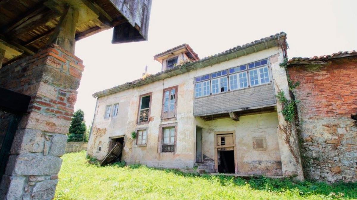 La &quot;casa señorial&quot; en venta con 5 dormitorios, dos baños y cerca de la playa de Salinas: casi 200.000 euros y &quot;a reformar&quot;