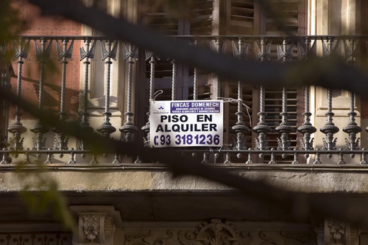 Cartell que anuncia el lloguer d’un pis a Barcelona. Cartell que anuncia el lloguer d’un pis a Barcelona.