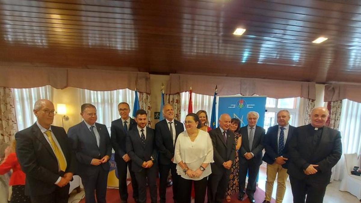 Premiaos en la pasada edición del encuentro, junto a miembros de la organización y representantes políticos.