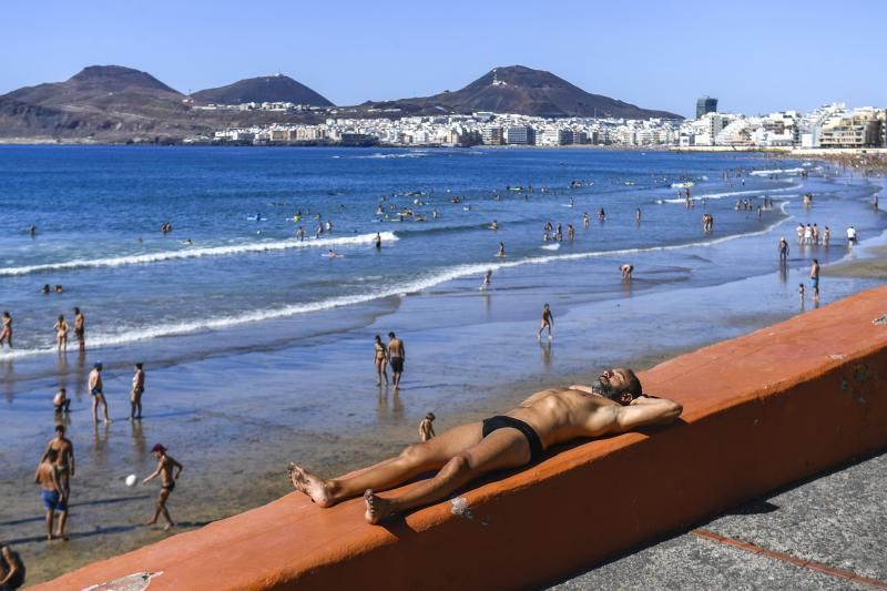 Calor y sol en la playa de Las Canteras