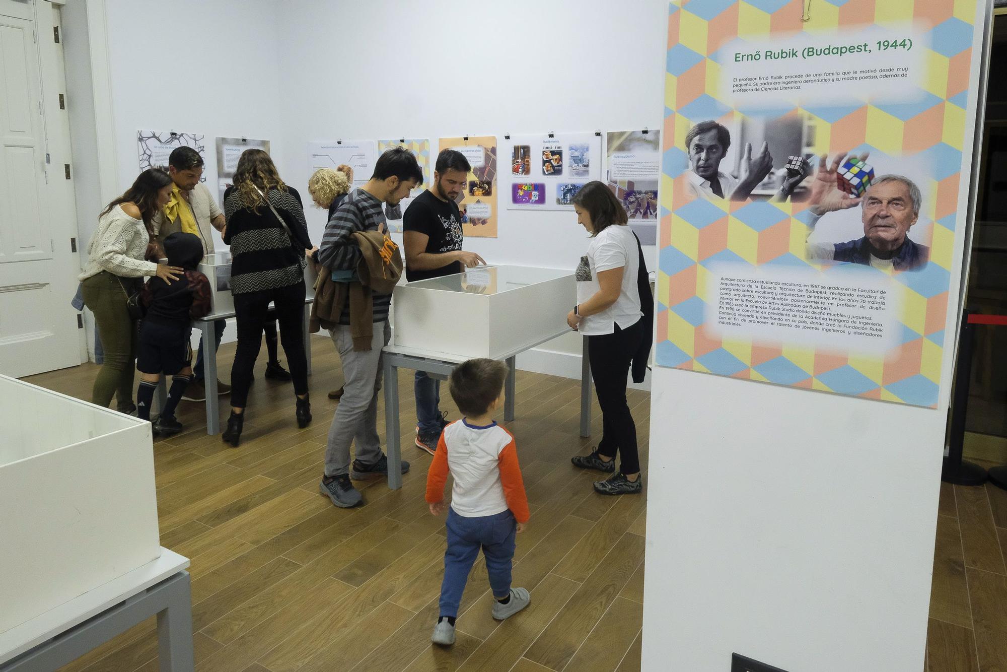Inauguración de la exposición en homenaje al 50º cumpleaños del cubo de Rubik