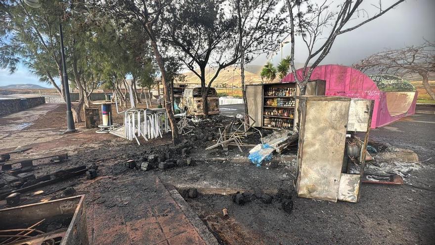 Arde una furgoneta bar junto a la playa de La Garita, en Arrieta (Lanzarote)