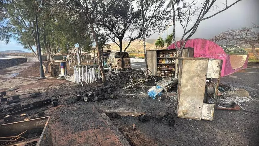 Arde una furgoneta bar junto a la playa de La Garita, en Arrieta (Lanzarote)
